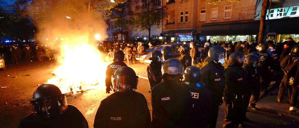 Polizisten stehen am Rande der Demonstration linker und linksradikaler Gruppen unter dem Motto «Demonstration zum revolutionären 1. Mai» im Jahr 2021 vor einem Feuer auf der Straße. (Archivbild)