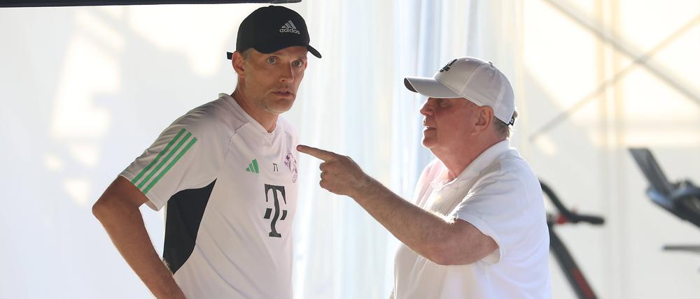 Uli Hoeneß hat die gerade erst wieder eingekehrte Ruhe beim FC Bayern empfindlich gestört und Thomas Tuchel verärgert.