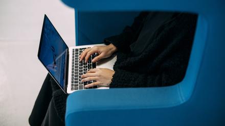 Eine Businessfrau tippt im Wartebereich am Flughafen auf einem Laptop. Der Standort Deutschland hat laut einer neuen Umfrage in den vergangenen Jahren an Attraktivität eingebüßt. 