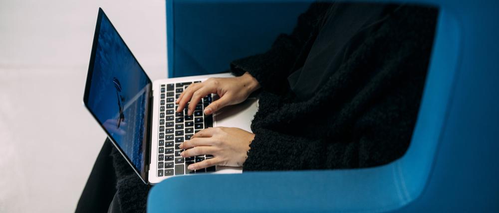 Eine Businessfrau tippt im Wartebereich am Flughafen auf einem Laptop. Der Standort Deutschland hat laut einer neuen Umfrage in den vergangenen Jahren an Attraktivität eingebüßt.