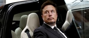 Elon Musk sitzt in einem Tesla in Beijing, China. (Archivbild vom 31.3.2023)