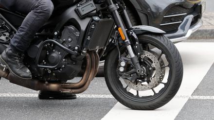 Strassenverkehr Motorradfahrer Yamaha 07.03.2024 Zuerich , SCHWEIZ , Symbolbild Strassenverkehr Motorradfahrer Yamaha *** Road traffic Motorcyclist Yamaha 07 03 2024 Zurich , SWITZERLAND , Symbolic picture Road traffic Motorcyclist Yamaha PUBLICATIONxNOTxINxSUI