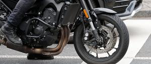 Strassenverkehr Motorradfahrer Yamaha 07.03.2024 Zuerich , SCHWEIZ , Symbolbild Strassenverkehr Motorradfahrer Yamaha *** Road traffic Motorcyclist Yamaha 07 03 2024 Zurich , SWITZERLAND , Symbolic picture Road traffic Motorcyclist Yamaha PUBLICATIONxNOTxINxSUI