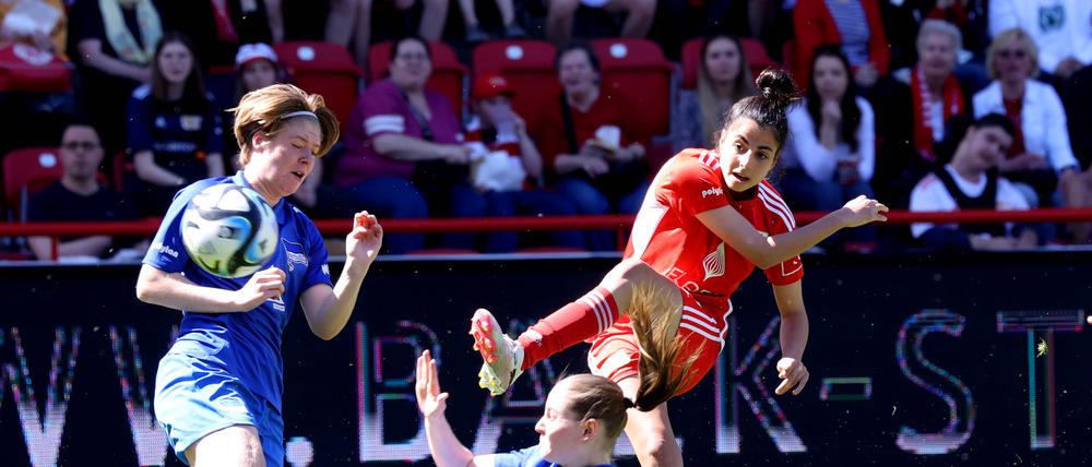Sarah Abu Sabbah (rechts) erzielte das 1:0 für Union und legte später noch zwei weitere Treffer nach. 