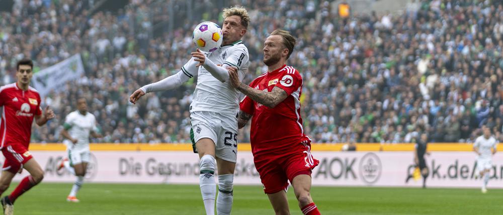 Zwei Kämpfer. Der Gladbacher Robin Hack im Duell mit Unions Kevin Vogt.