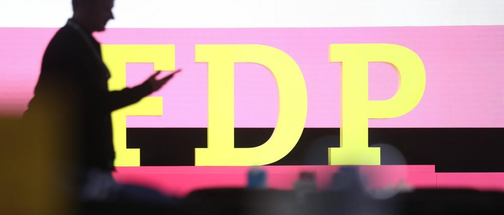 Berlin, Deutschland, 28.04.2024: Station Berlin: 75. Ordentlicher Bundesparteitag der FDP - Tag 2: Das FDP-Logo mit dem Schriftzug auf dem Parteitag *** Berlin, Germany, 28 04 2024 Station Berlin 75 Ordinary Federal Party Conference of the FDP Day 2 The FDP logo with the lettering at the party conference Copyright: xdtsxNachrichtenagenturx dts_35556