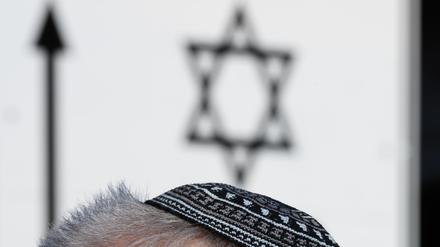 Ein Davidstern und ein Kippah-Träger.