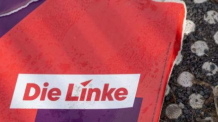Ein beschädigtes Plakat der Partei Die Linke. (Symbolbild)
