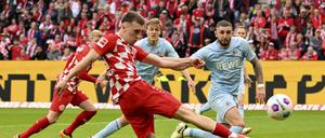 Der Mainzer Brajan Gruda (links) in Aktion gegen Kölns Jeff Chabot.