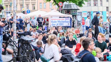 «Kein Weiterbau der A100!» steht auf einem Banner bei einem Protest gegen Tesla. Mitglieder von unterschiedlichen Bündnissen wie «Tesla den Hahn abdrehen», «A100 stoppen!» oder «Görlitz zaunfrei!» feiern in Kreuzberg ein Straßenfest, um gegen Tesla und die Autopolitik zu demonstrieren.