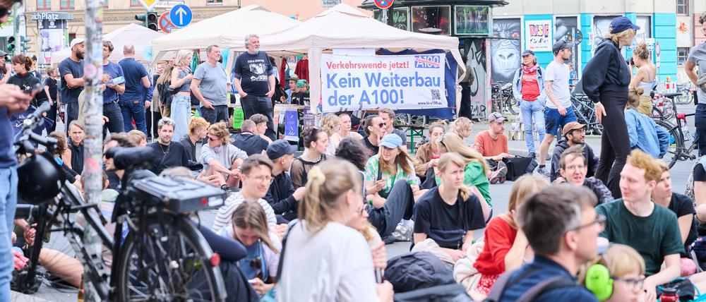 «Kein Weiterbau der A100!» steht auf einem Banner bei einem Protest gegen Tesla. Mitglieder von unterschiedlichen Bündnissen wie «Tesla den Hahn abdrehen», «A100 stoppen!» oder «Görlitz zaunfrei!» feiern in Kreuzberg ein Straßenfest, um gegen Tesla und die Autopolitik zu demonstrieren.