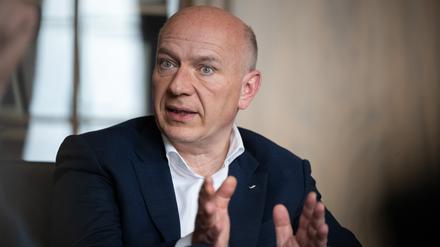 Kai Wegner (CDU), Regierender Bürgermeister von Berlin, spricht während eines Interviews in seinem Amtszimmer.