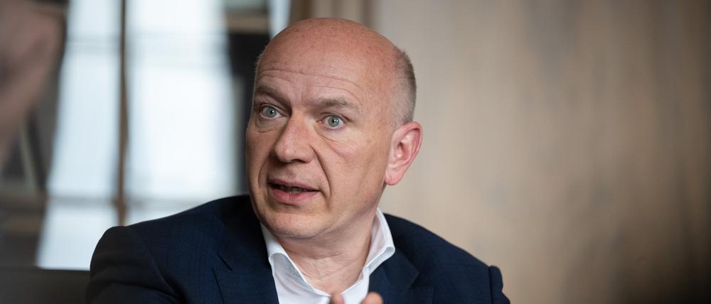 Kai Wegner (CDU), Regierender Bürgermeister von Berlin, spricht während eines Interviews in seinem Amtszimmer.
