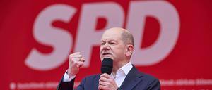 Olaf Scholz (SPD), Bundeskanzler, steht beim SPD-Europa-Wahlkampfauftakt auf dem Hamburger Fischmarkt auf der Bühne.