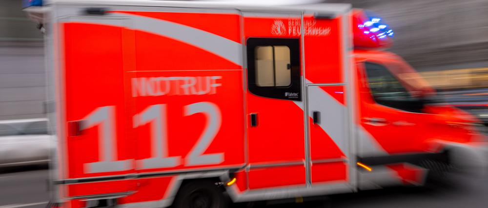 Ein Rettungswagen fährt mit Blaulicht zum Einsatz. (Symbolbild)