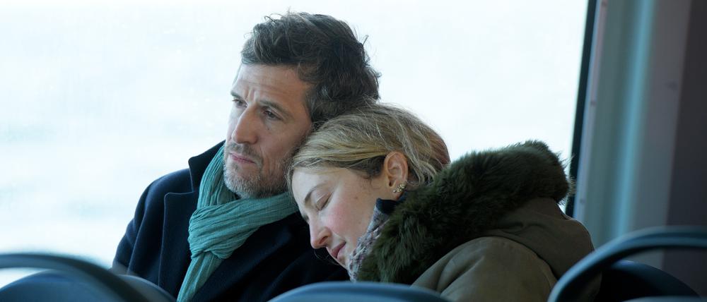 Laurent (Guillaume Canet) und Alice (Alba Rohrwacher) sinnieren über Lebensentscheidungen und verpasste Möglichkeiten.