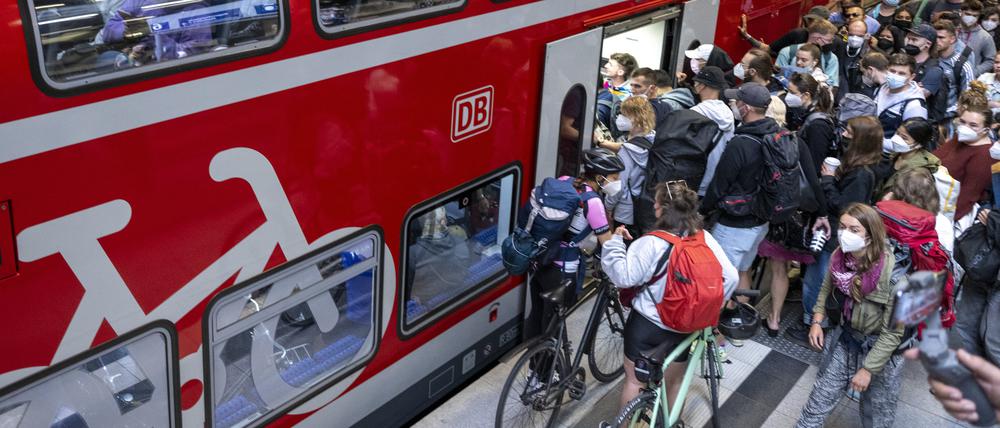 dpatopbilder - 04.06.2022, Berlin: Zahlreiche Menschen, zum Teil mit Fahrrädern, steigen am Hauptbahnhof in einen Regionalzug der Linie RE5 nach Rostock. Durch das 9-Euro-Ticket wird mit mehr Verkehr vor dem Pfingstwochenende gerechnet, das in vielen Bundesländern auch den Beginn der Pfingstferien bedeutet. Foto: Monika Skolimowska/dpa +++ dpa-Bildfunk +++