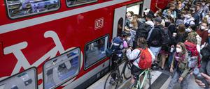 dpatopbilder - 04.06.2022, Berlin: Zahlreiche Menschen, zum Teil mit Fahrrädern, steigen am Hauptbahnhof in einen Regionalzug der Linie RE5 nach Rostock. Durch das 9-Euro-Ticket wird mit mehr Verkehr vor dem Pfingstwochenende gerechnet, das in vielen Bundesländern auch den Beginn der Pfingstferien bedeutet. Foto: Monika Skolimowska/dpa +++ dpa-Bildfunk +++