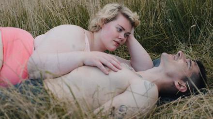 Maria (Ísold Halldórudóttir) und Alex (Stavros Zaveiris) büxen aus dem Pflegeheim aus. 