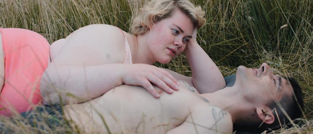 Maria (Ísold Halldórudóttir) und Alex (Stavros Zaveiris) büxen aus dem Pflegeheim aus. 