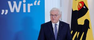 Bundespräsident Frank-Walter Steinmeier, Deutschland, Berlin, Schloss Bellevue, Die Möglichkeit, wir zu sagen  Vom Zusammenhalt und vom Mut zu handeln  Vorstellung des Essays Wir von Bundespräsident Frank-Walter Steinmeier im Gespräch mi t Susan Neiman und Nico Fried *** Federal President Frank Walter Steinmeier, Germany, Berlin, Bellevue Palace, The opportunity to say we - On cohesion and the courage to act - Presentation of the essay We by Federal President Frank Walter Steinmeier in conversation with Susan Neiman and Nico Fried