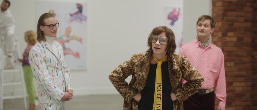 Alt, exzentrisch und endlich berühmt. Maria Lassnig (Birgit Minichmayr) inspiziert ihre Ausstellung. 