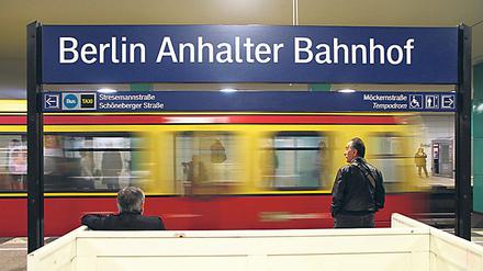 S-Bahn der Linien S1,  S2 und S25 fahren wieder nach der Sanierung im Nord-Süd Tunnel in Berlin: hier im Anhalter Bahnhof.