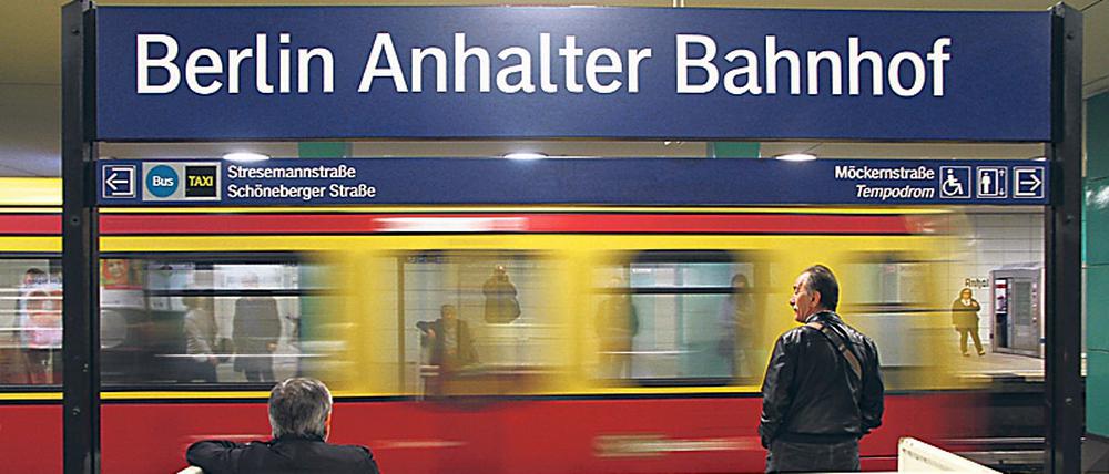S-Bahn der Linien S1, S2 und S25 fahren wieder nach der Sanierung im Nord-Süd Tunnel in Berlin: hier im Anhalter Bahnhof.