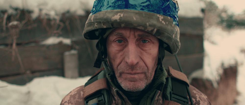 Nahaufnahme eines älteren ukrainischen Soldaten in Militäruniform und Helm.