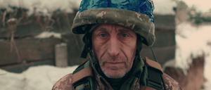 Nahaufnahme eines älteren ukrainischen Soldaten in Militäruniform und Helm. 