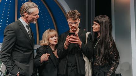 Und was sagt Social Media? Das Ensemble von „Kalter weißer Mann“, v.l. Markus Gertken, Imogen Kogge, Johannes Deckenbach und Alexandra Finder.