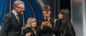 Und was sagt Social Media? Das Ensemble von „Kalter weißer Mann“, v.l. Markus Gertken, Imogen Kogge, Johannes Deckenbach und Alexandra Finder.