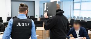 Für die Verbreitung rechtsextremistischer Hetzschriften hat das Oberlandesgericht Dresden am Montag drei Mitarbeiter des Verlages „Der Schelm“ zu Haft- und Bewährungsstrafen verurteilt.