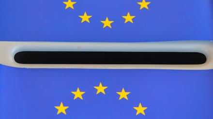 ARCHIV - 17.05.2019, Brandenburg, Frankfurt (Oder): ILLUSTRATION: Europa-Fähnchen liegen auf einer Wahlurne (gestellte Aufnahme). Am 9. Juni sind Europawahlen in Deutschland. (zu dpa: «Global, politisch, jung: Mit 16 bei der Europawahl dabei») Foto: Patrick Pleul/dpa-Zentralbild/dpa +++ dpa-Bildfunk +++