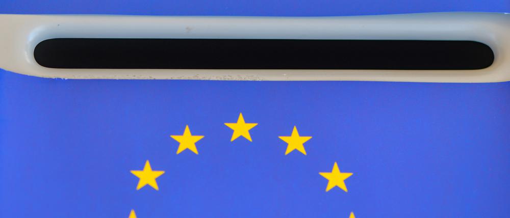 ARCHIV - 17.05.2019, Brandenburg, Frankfurt (Oder): ILLUSTRATION: Europa-Fähnchen liegen auf einer Wahlurne (gestellte Aufnahme). Am 9. Juni sind Europawahlen in Deutschland. (zu dpa: «Global, politisch, jung: Mit 16 bei der Europawahl dabei») Foto: Patrick Pleul/dpa-Zentralbild/dpa +++ dpa-Bildfunk +++