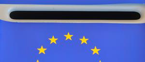 ARCHIV - 17.05.2019, Brandenburg, Frankfurt (Oder): ILLUSTRATION: Europa-Fähnchen liegen auf einer Wahlurne (gestellte Aufnahme). Am 9. Juni sind Europawahlen in Deutschland. (zu dpa: «Global, politisch, jung: Mit 16 bei der Europawahl dabei») Foto: Patrick Pleul/dpa-Zentralbild/dpa +++ dpa-Bildfunk +++