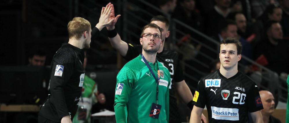 Füchse-Trainer Jaron Siewert sieht beim Spiel gegen HBC Nantes zur Anzeigetafel.