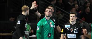 Füchse-Trainer Jaron Siewert sieht beim Spiel gegen HBC Nantes zur Anzeigetafel.