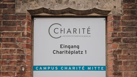 Vor dem Bettenturm auf dem Charité-Campus in Berlin-Mitte.
