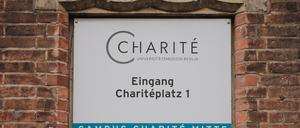 Vor dem Bettenturm auf dem Charité-Campus in Berlin-Mitte.