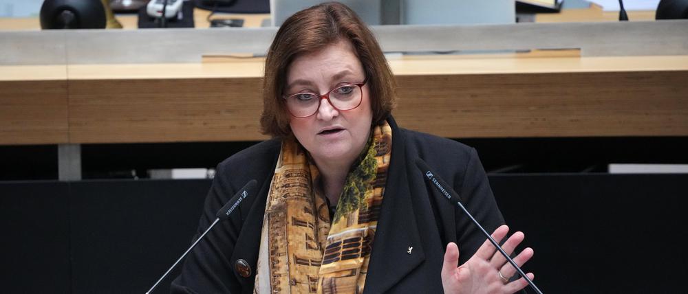 Senatorin Ina Czyborra weiß noch nicht, wo genau sie kürzen wird.
