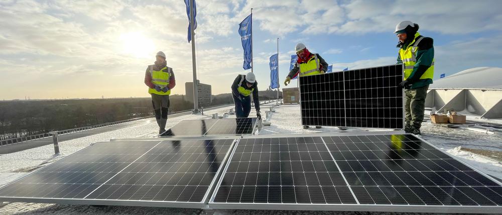 Installation von Solarmodulen der Firma Solarwatt auf dem Dach des Berliner Olympiastadions am 20. Januar 2022.