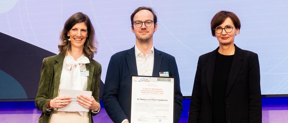 Thomas von Pluto-Prondzinski (M) von der Robert-Jungk-Oberschule Berlin wird in der Kategorie «Vorbildliche Schulleitungen» mit dem 3. Preis von Bettina Stark-Watzinger (FDP, r), Bundesministerin für Bildung und Forschung, und Alexandra Heraeus (l), Vorstandsvorsitzende der Heraeus Bildungsstiftung, bei der Verleihung «Deutscher Lehrkräftepreis · Unterricht innovativ» 2023 ausgezeichnet.