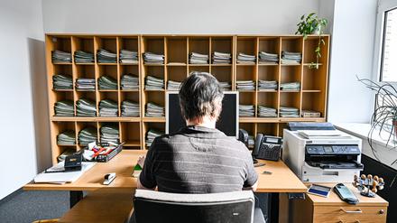 Beamter im Finanzamt.