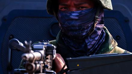 Soldat beobachtet die Grenze zu Thailand.
