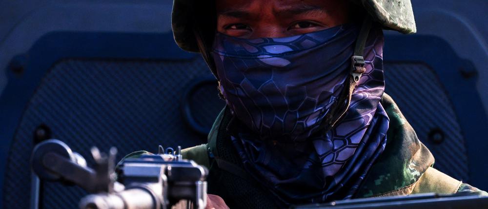 Soldat beobachtet die Grenze zu Thailand.
