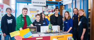 Schüler der Berliner Isaac-Newton-Schule mit Bildungsministerin Bettina Stark-Watzinger bei der Preisverleihung.
