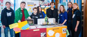 Schüler der Isaac-Newton-Schule, rechts mit Bildungsministerin Bettina Stark-Watzinger bei der Preisverleihung. Fotonachweis beide: GRAND VISIONS

Preisverleihung der Initiative „Zukunft Mitgemacht” für einen Maker Space. Die Isaac-Newton-Schule in Treptow-Köpenick hat den 1. Platz belegt.