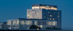 Das Bettenhaus der Charité in Berlin-Mitte am Abend.