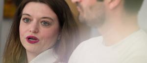 29.04.2024, Berlin: Jana Bertels und Kian Niroomand, bilden zusammen eine Team für die Wahl des Landesvorsitz der SPD Berlin, nehmen an einer Pressekonferenz teil. Das Team kam in der ersten Abstimmungsrunde auf 36,1 Prozent und tritt in einer Stichwahl wieder an. Foto: Sebastian Christoph Gollnow/dpa +++ dpa-Bildfunk +++